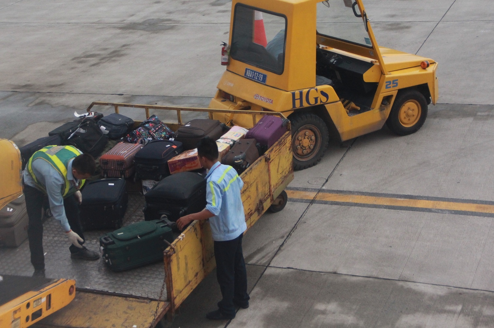 Nhân viên bốc dỡ hành lý của hành khách tại sân bay Nội Bài. Ảnh chỉ có tính minh họa: Công Khanh.