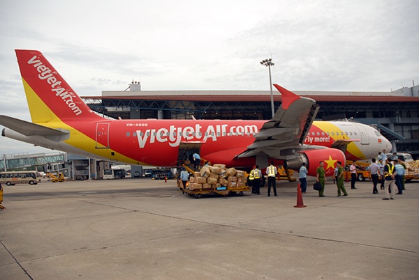 Hai nhan vien boc xep o san bay trom dien thoai cua khach hinh anh