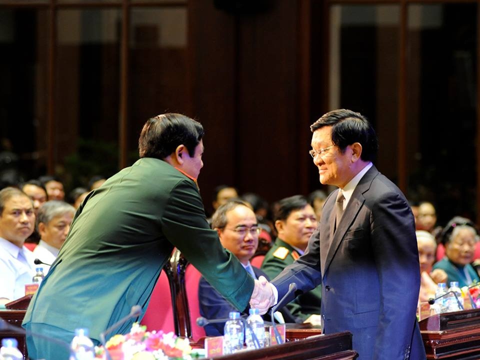 Chủ tịch nước bắt tay đại tướng Phùng Quang Thanh tại buổi giao lưu. Ảnh: Xuân Tùng.