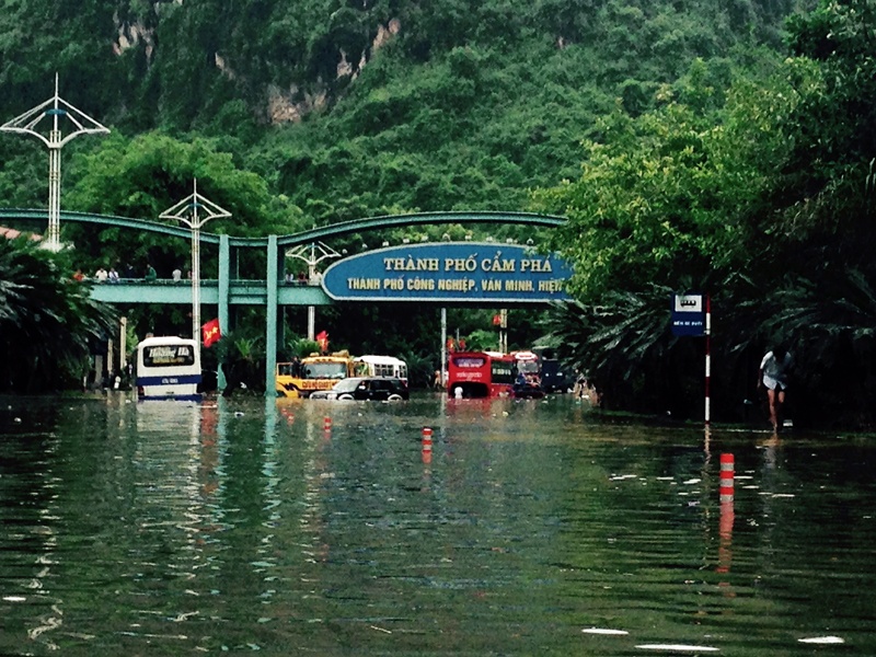 Ngập lụt trên QL18, chia cắt Hạ Long với Cẩm Phả. Ảnh: Báo Quảng Ninh.