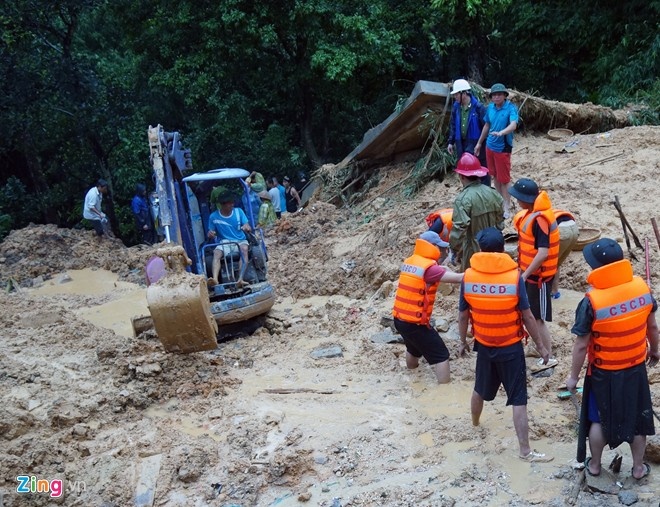 Lực lượng cứu hộ. Ảnh: Hoàng Anh.