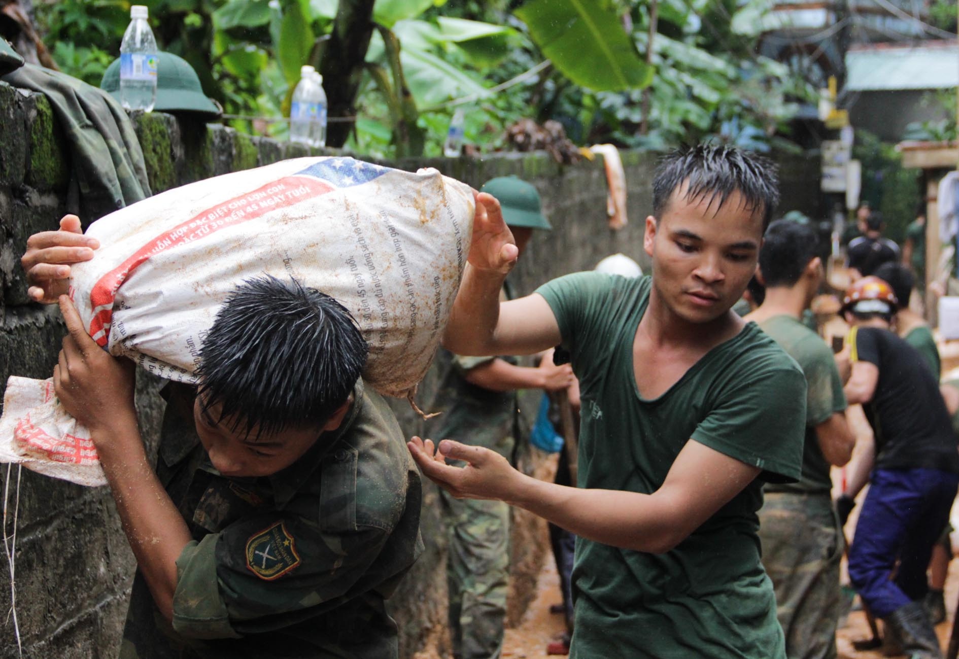 Tại phường Hồng Hà, Hạ Long là một trong những địa chỉ bị thiệt hại nặng. Tới chiều 31/7, tuyến đường vào khu 5, vẫn bị tắc nghẽn. 