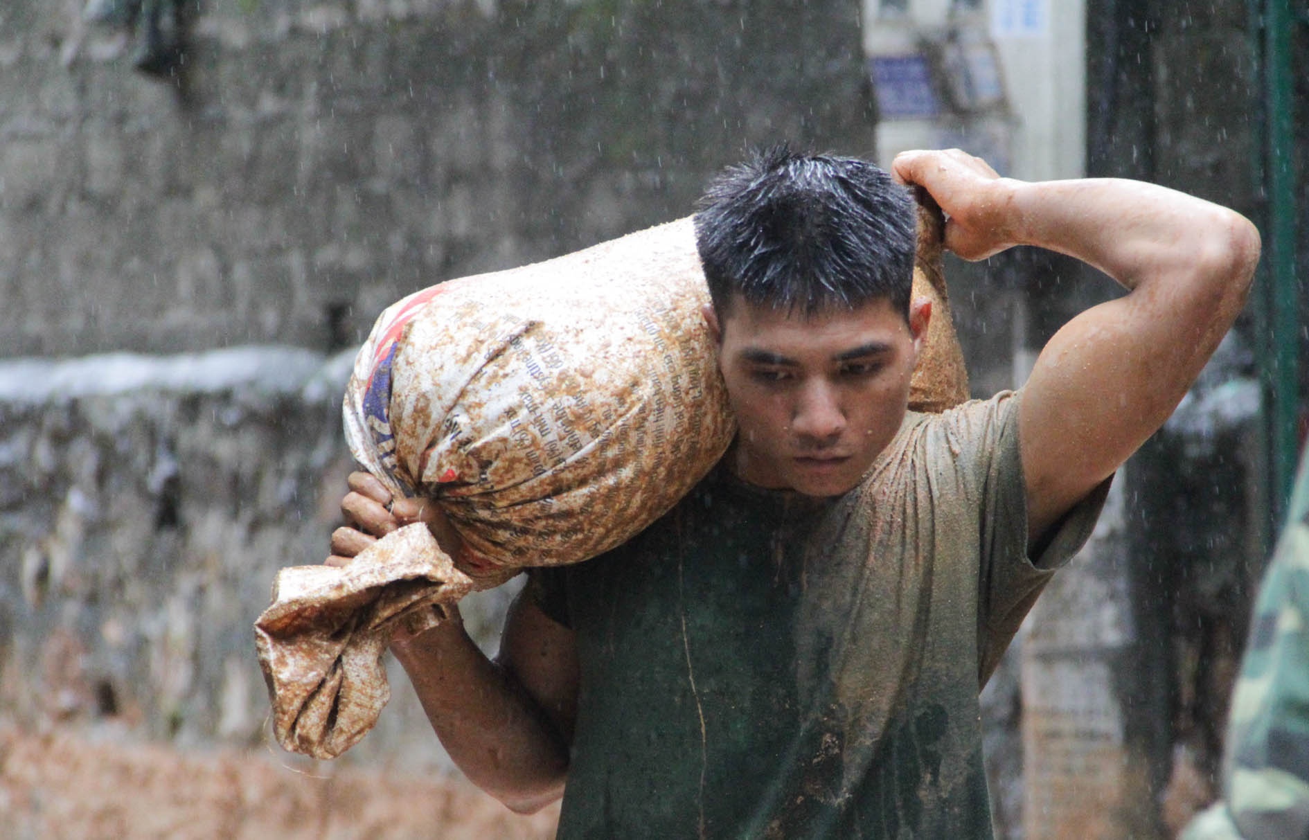 Người lính thuộc tiểu đoàn Pháo binh 395, Quân khu 3 được tăng viện để khắc phục hậu quả. 