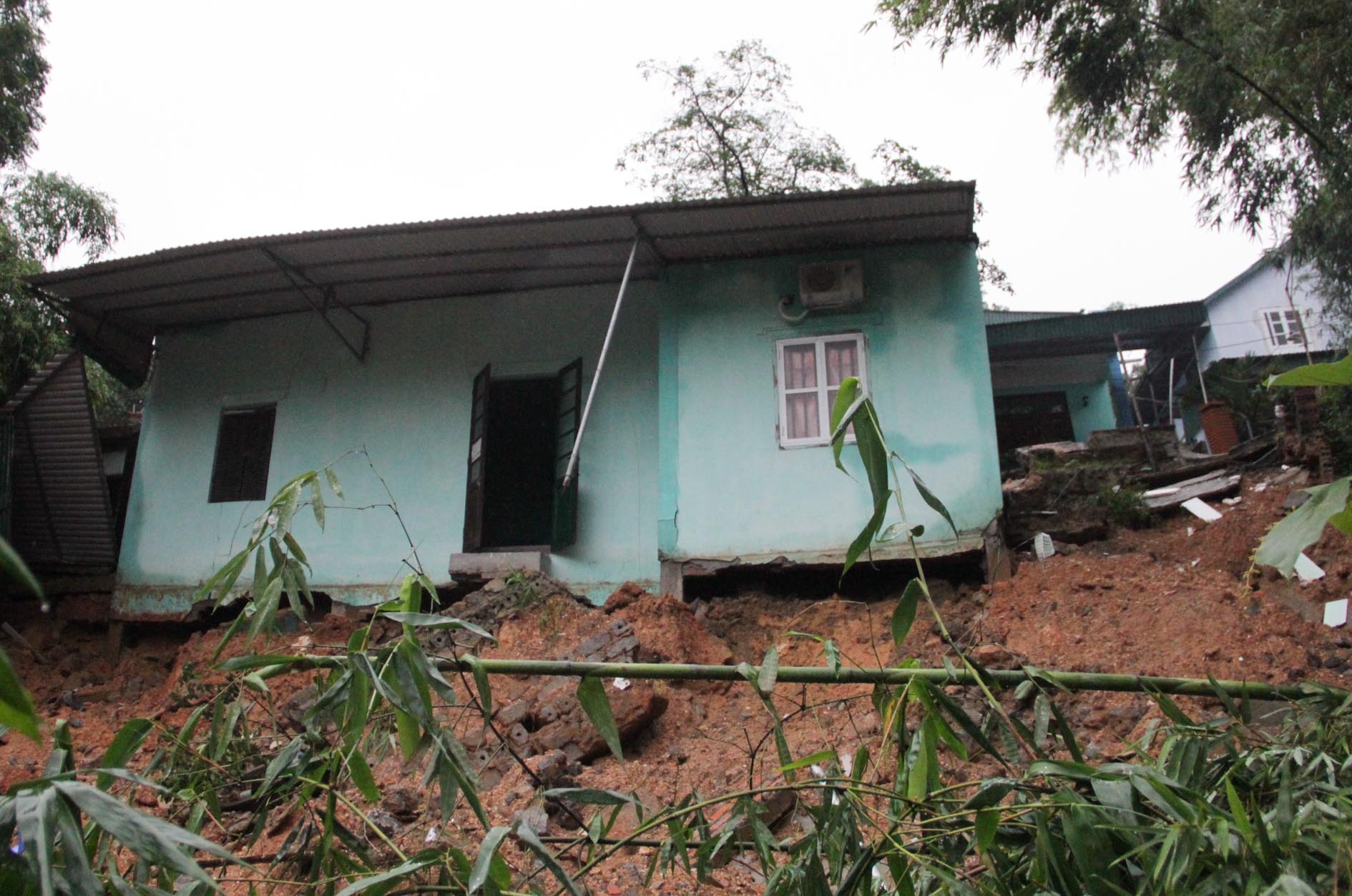 Sau trận mưa kỷ lục 50 năm, nhiều ngôi nhà tại Quảng Ninh đối mặt với nguy cơ sạt lở cao. Nhiều người dân tại phường Hồng Ha đã phải sơ tán. 