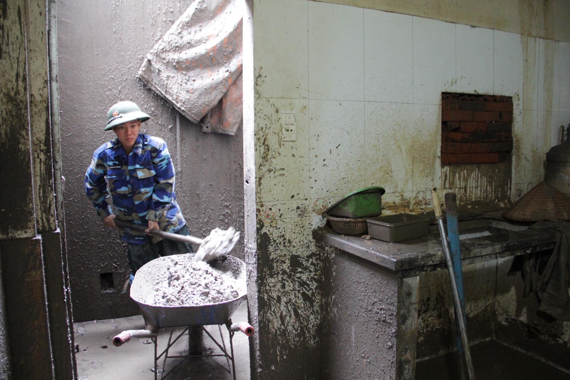 Chiến sĩ thuộc Lữ đoàn hải quân 170 đang dọn bùn tại nhà ông Nguyễn Đức Thắng, khu 5, phường Hà Tu, TP Hạ Long.