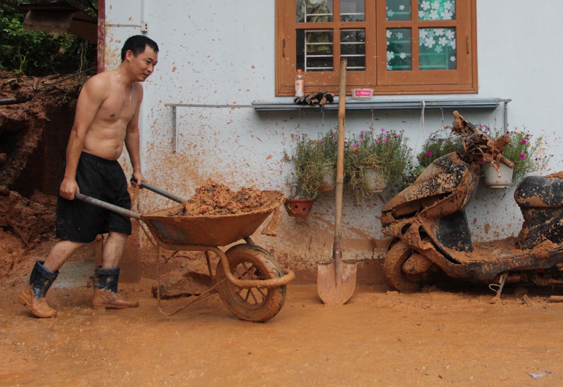 Don dep nha cua trong noi lo dot mua lu moi hinh anh