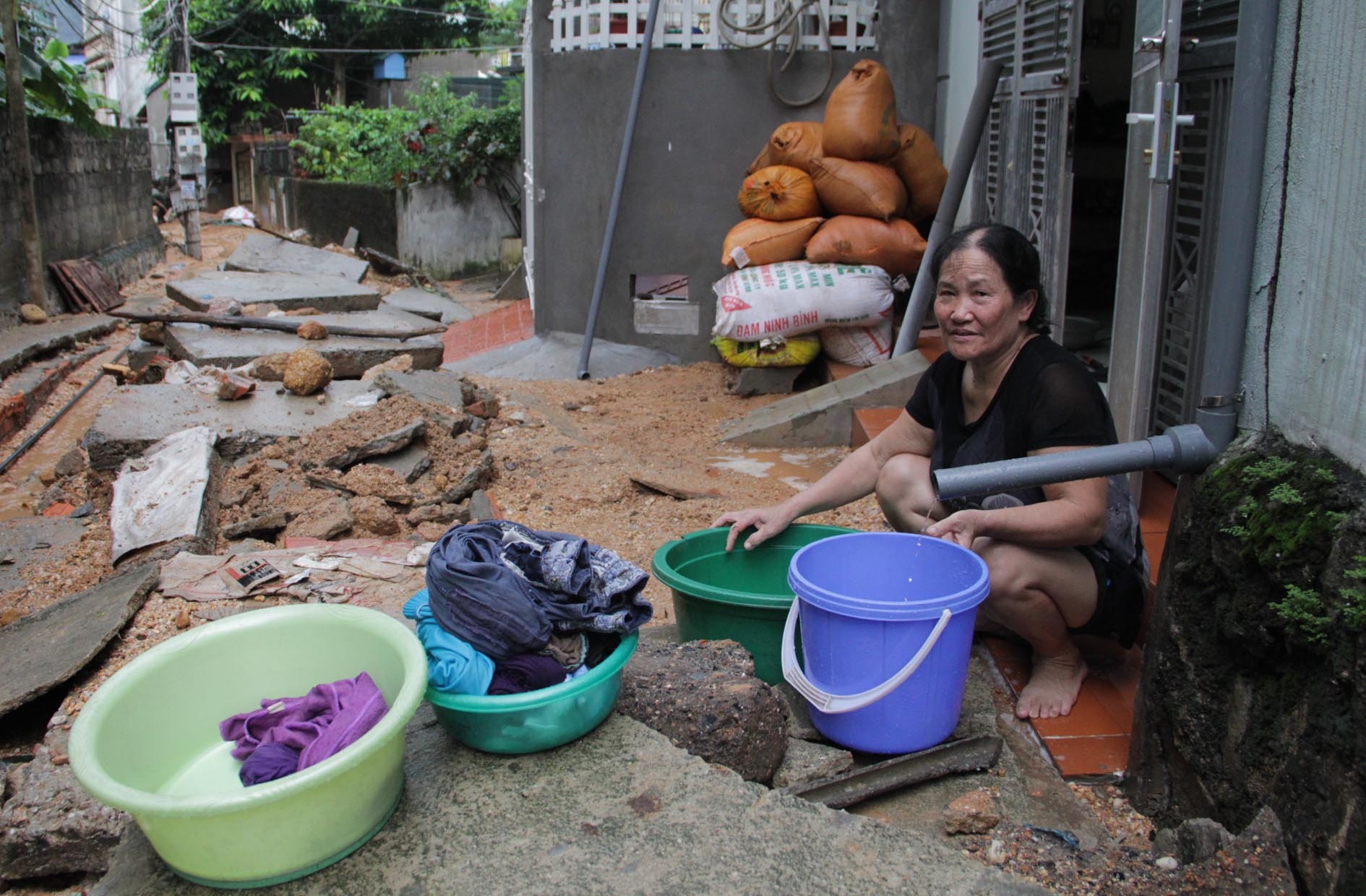 Do tuyến đường ống chính cung cấp nước cho TP Hạ Long và Cẩm Phả, cùng với hàng trăm nghìn hộ đân khác, bà Nguyễn Thị Phúc phải hứng từng giọt nước mưa để sử dụng. 