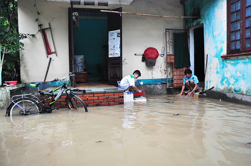 Trong khi đó, nhiều nhà dân Khu 7, phường Cao Thắng (TP Hạ Long) vẫn đang bị ngập nước.