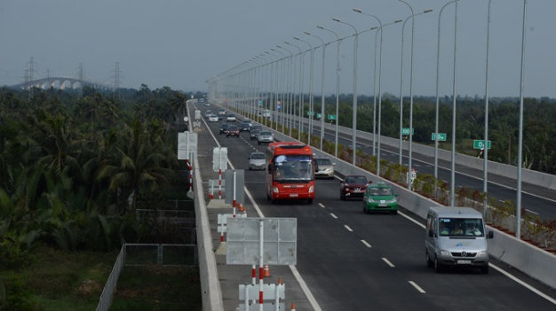 Buoc 60 xe qua tai ra khoi duong cao toc hinh anh