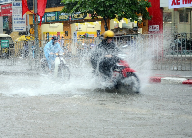 Trận mưa sáng 3/8 lại khiến thành phố Hạ Long ngập nặng. Ảnh: Báo Quảng Ninh.