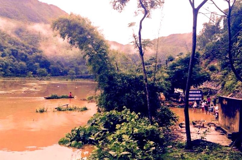 Nước sông Mã dâng cao khiến khiến hàng trăm hộ dân sống hai bên bờ đê sông (huyện Quan Hóa, Thanh Hóa) phải di dời. Ảnh: Nguyễn Dương