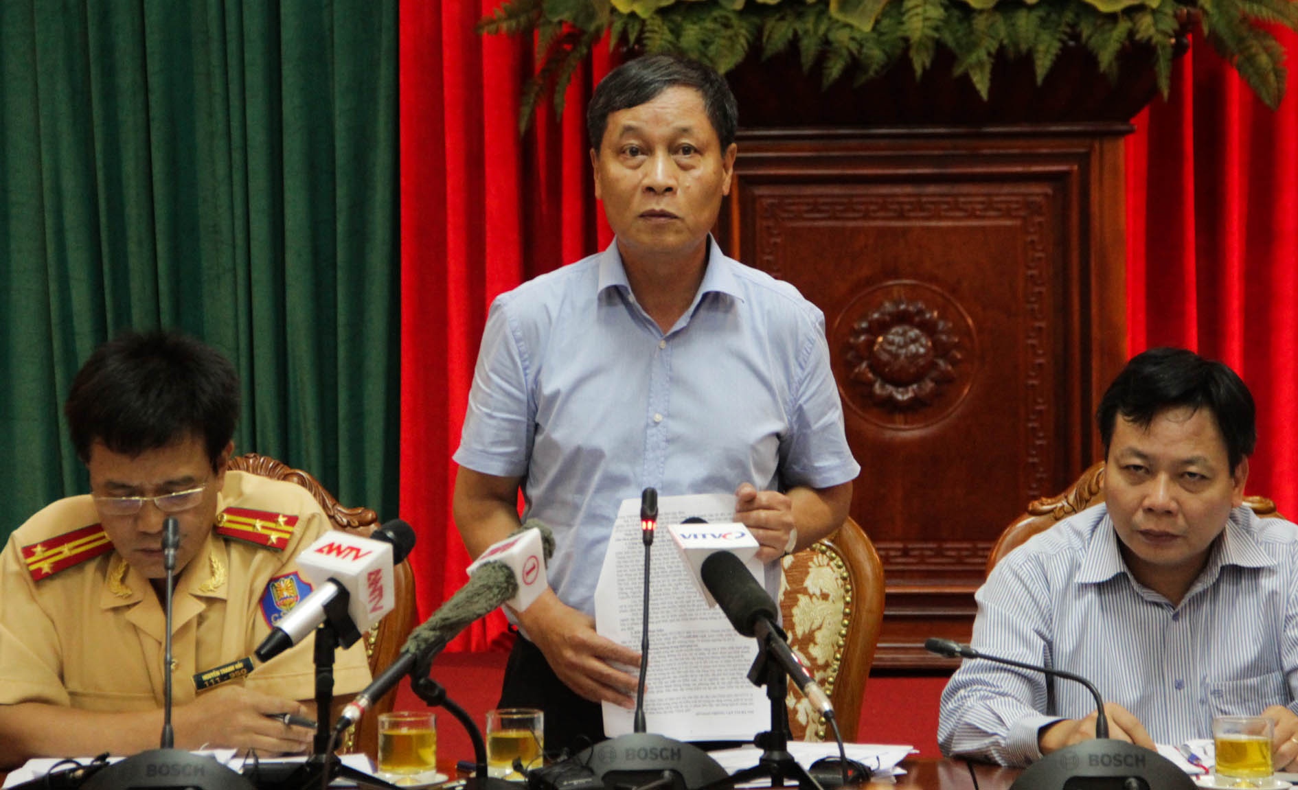 Phó giám đốc Sở Giao thông vận tải Hà Nội khẳng định việc tịch thu thùng trà miễn phí là đúng luạt. Ảnh: Công Khanh.