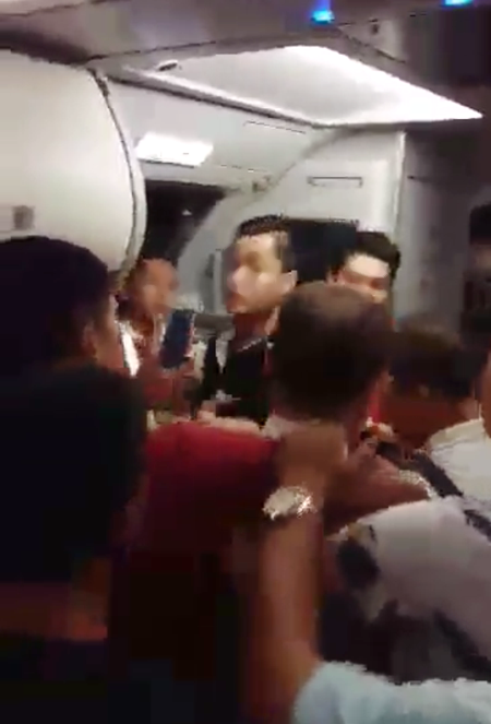Cảnh được cho là xô xát trên chuyến bay VJ197 - Ảnh cắt từ clip