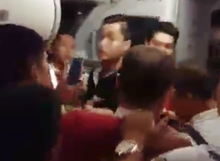 Hon loan tren tau bay VietJet Air, cham chuyen 3,5 tieng hinh anh