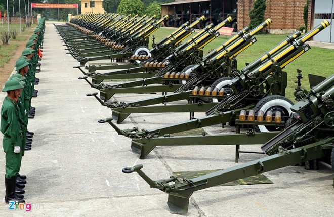 Đội pháo lễ luyện bắn đồng đều theo tiếng nhạc Quốc ca. Ảnh: Khánh Linh.