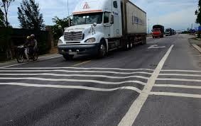 Nua trieu m2 quoc lo 1 han lun sau cac dot nang nong hinh anh