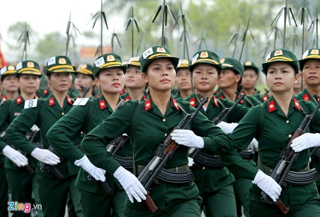 Khối nữ chiến sĩ thông tin tham gia diễu binh, diễu hành. Ảnh: Khánh Linh.