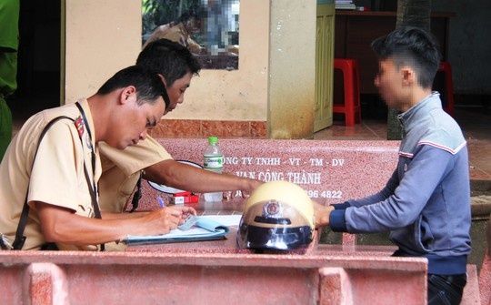 2 sinh vien dap nga xe cong an gay nao loan xa lo Ha Noi hinh anh
