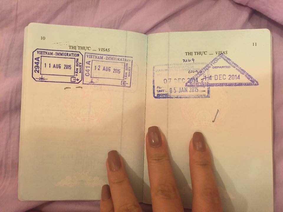 Hai co gai to bi doi xu te va tu choi nhap canh Singapore hinh anh