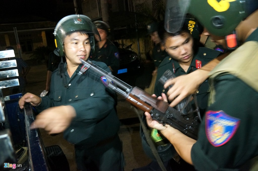 có khoảng 500 cán bộ, chiến sĩ và các lực lượng phối hợp được huy động tham gia truy bắt.  Theo nhận định của thiếu tướng Đặng Trần Chiêu, nhiều khả năng Hùng chưa ra khỏi địa bàn gây án nên cần phải tập trung lực lượng truy bắt.