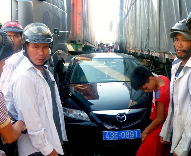 Oto bien so xanh bi 2 xe container kep cung hinh anh