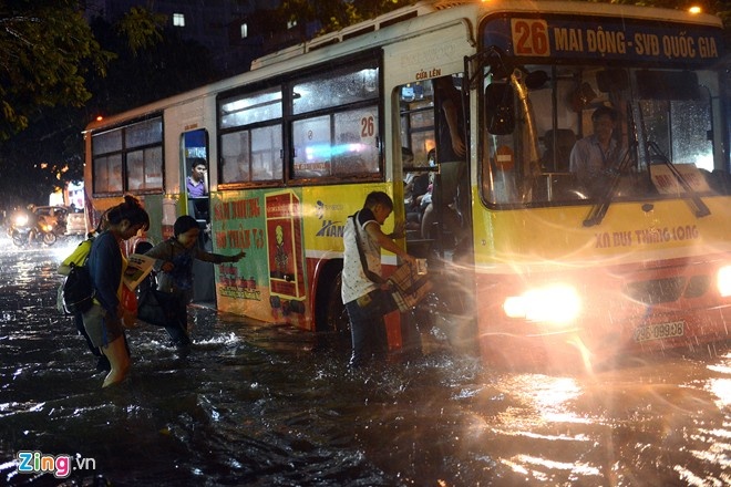 Nhiều người đã bị thụt chân khi lội trên vỉa hè phố Thái Hà. Ảnh: Anh Tuấn.