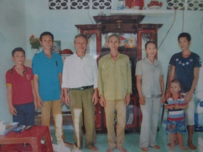 Ông Tước (thứ hai từ trái sang) đoàn tụ gia đình sau hàng chục năm mất liên lạc.