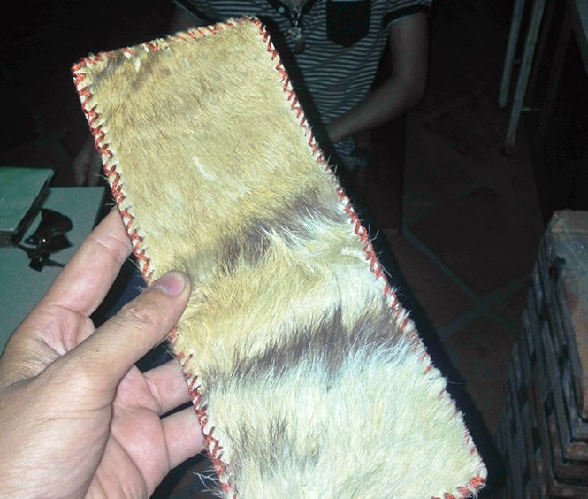 Khánh giới thiệu ví làm bằng da hổ tại quán cà phê