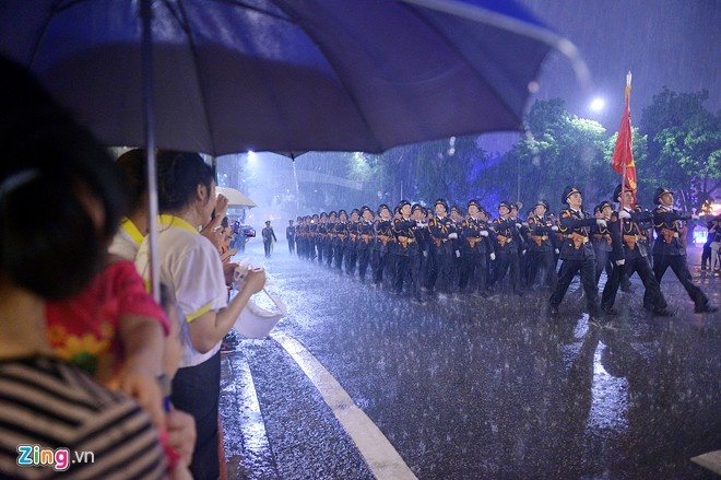 Đêm 29/8, lễ tổng duyệt diễu binh diễu hành mừng Quốc khánh diễn ra trong mưa lớn. Ảnh: Lê Hiếu.