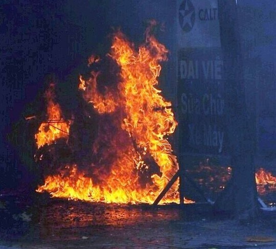 Ngọn lửa bao trùm lên 2 chiếc xe máy.