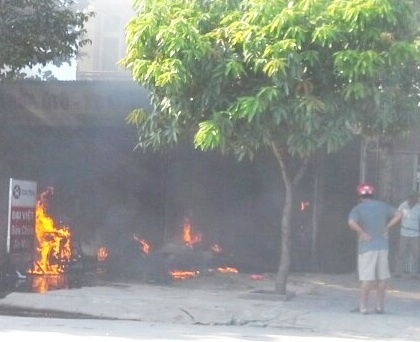 2 xe may bong dung boc chay nhu duoc trong tiem sua hinh anh