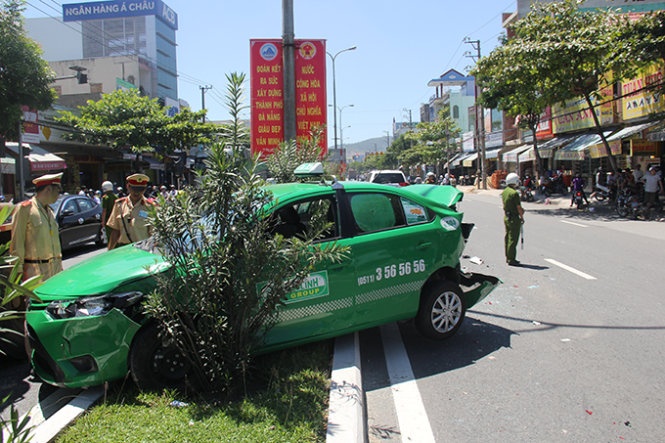 Tai nan lien hoan, xe taxi bi huc duoi, tong dau hinh anh
