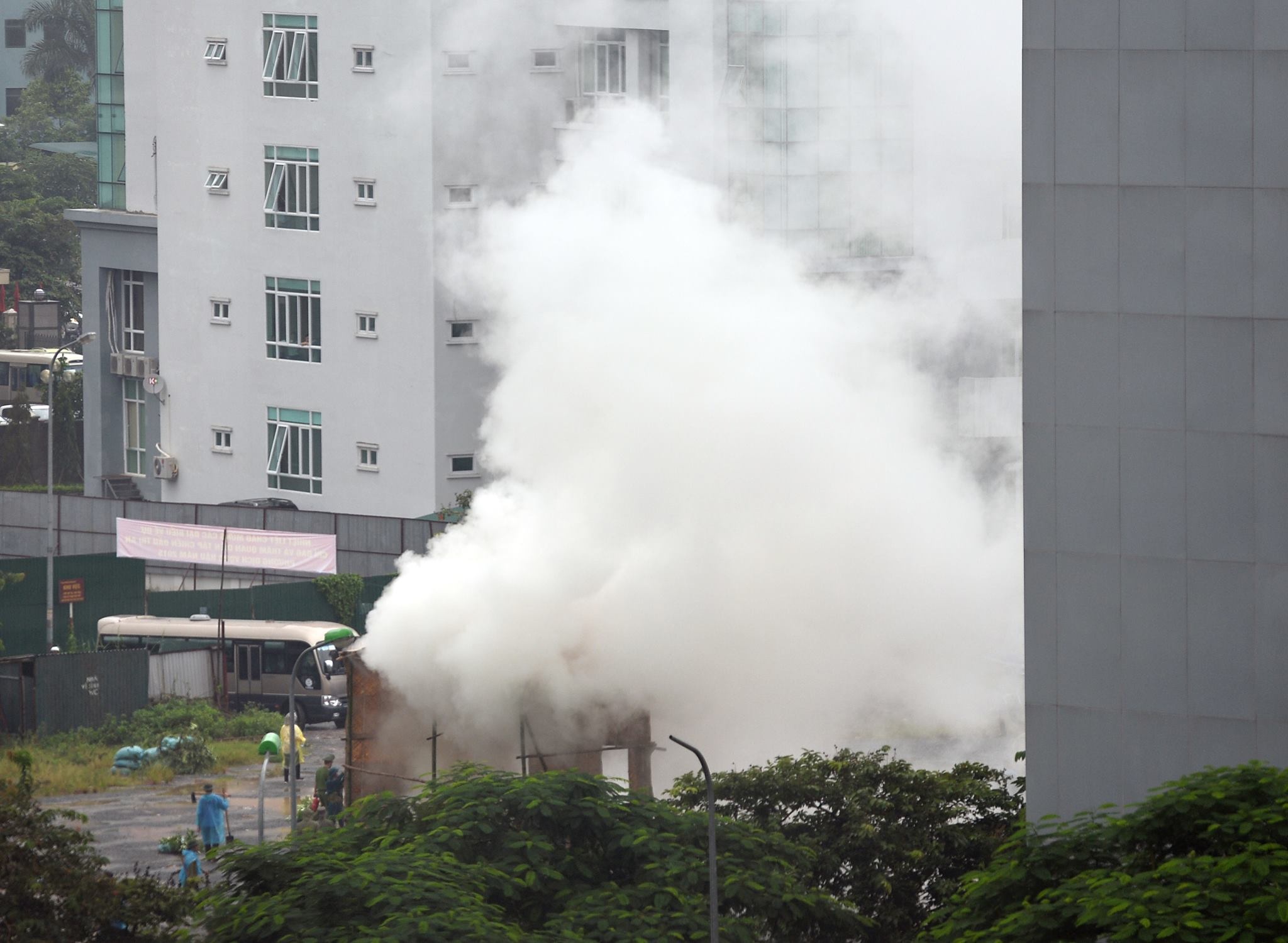 Nguoi dan xon xao vi hang loat tieng no lon o Cau Giay hinh anh