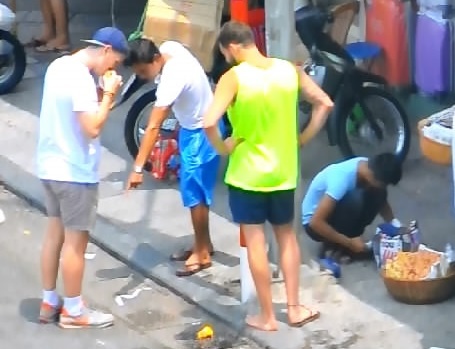 Doi quan danh giay kieu tran lot o pho co Ha Noi hinh anh