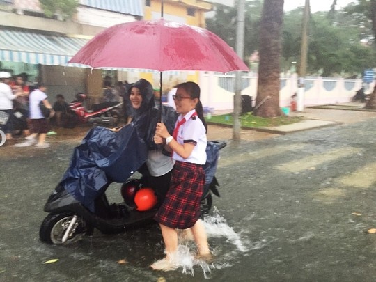 Mua suot 2 gio o My Tho, duong thanh song hinh anh