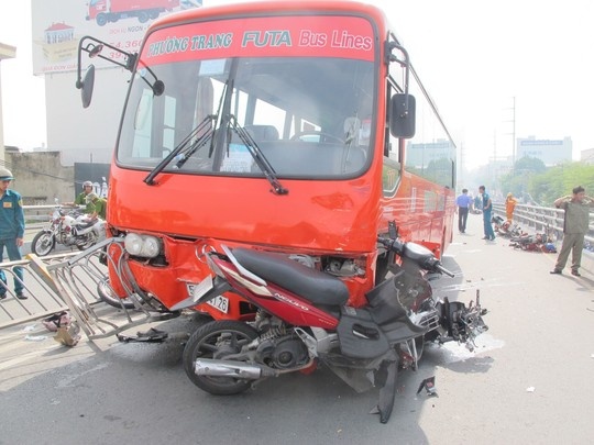 Thot tim khi qua cau vuot hinh anh