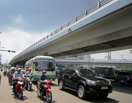 Chiều cao của cầu vượt Cây Gõ là 4,75 m nhưng thành cầu khá thấp.