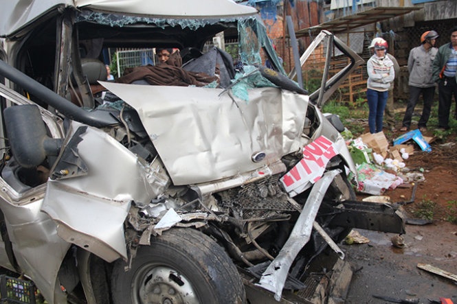 Xe khach lan trai tong truc dien xe container, tai xe chet hinh anh