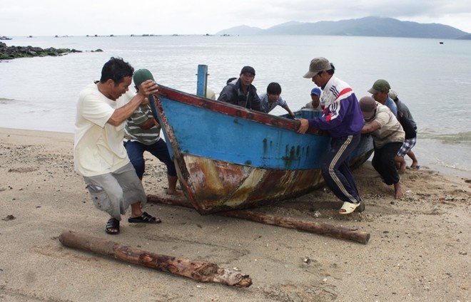 Bao Vam Co ap sat, mien Trung mua lon hinh anh