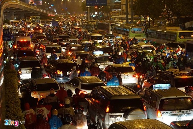 Chiều tối 15/9, trận mưa lớn kéo dài khiến hàng trăm tuyến đường tại TP HCM ngập sâu trong nước, gây nên tình trạng kẹt xe nghiêm trọng. Hàng nghìn xe chết máy, nhiều nhà dân ngập úng không kịp di dời tài sản.