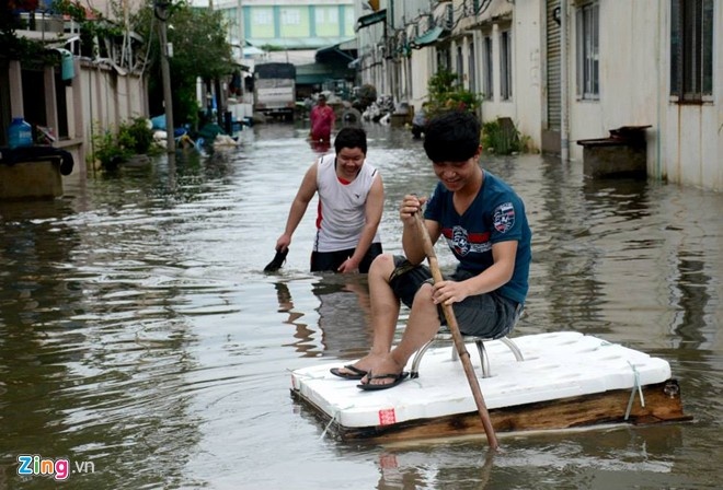 Tại quận Bình Tân, người dân chèo bè xốp trên các con hẻm để di chuyển. Ảnh: Trường Nguyên.