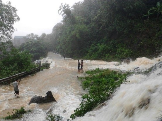 Nuoc lu dang cao, 5 nguoi thiet mang hinh anh