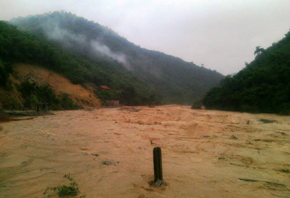 Hai hoc sinh bi mua lu cuon troi hinh anh