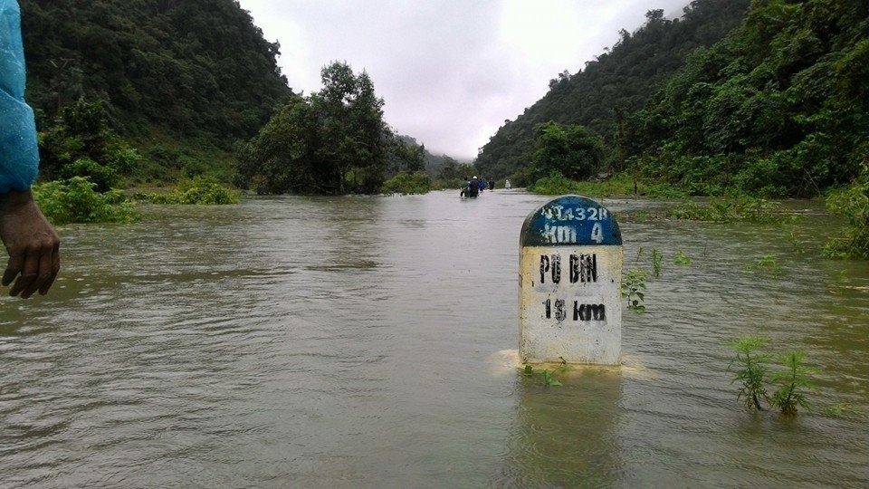 Trong dòng nước lũ, con đường thuộc xã Pù Bin - huyện Mai Châu này trông giống một con sông lớn hơn là một công trình giao thông. Ảnh: Facebook Tỉnh Hòa Bình.