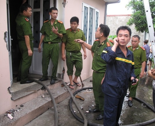 Ghen tuong, chong khoa trai cua, do xang dot nha hinh anh