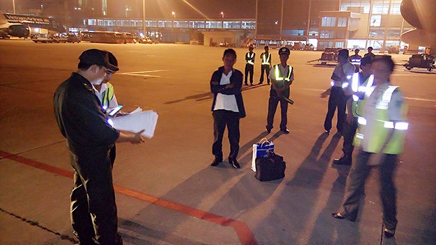 Bi ap tai xuong may bay vi hut thuoc trong nha ve sinh hinh anh