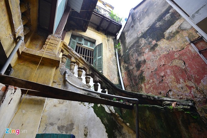 Căn biệt thự số 8 Chân Cầm (thuộc nhóm 1) rộng 400 m2 được xây dựng từ năm 1931. Hiện đây là nơi sinh sống của 8 hộ dân. Ảnh: Lê Hiếu.