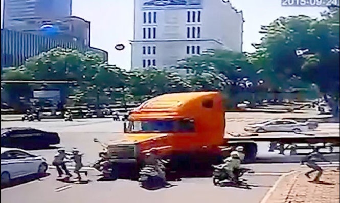 Nan nhan bi xe container tong da qua con nguy kich hinh anh