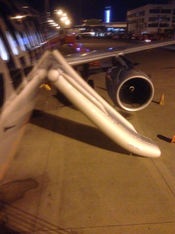 Cửa bị mở hẳn và hệ thống thang trượt bằng khí đã bị bung ra. Ảnh: Quang Huỳnh.