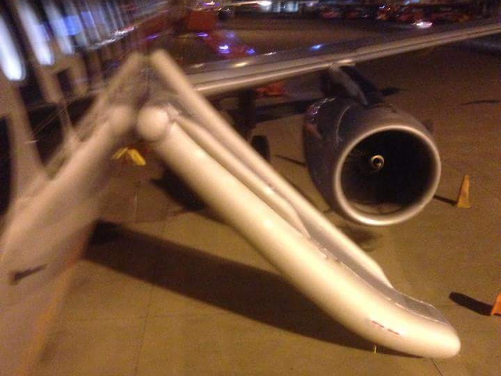 Hanh khach mo cua thoat hiem, bung phao cuu sinh hinh anh